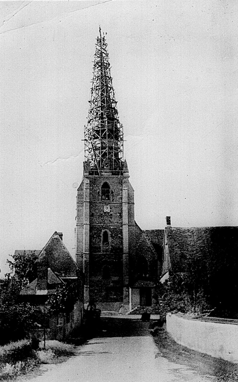 Yèvres - Réfection du clocher en 1948 Yèvres - Réfection du clocher en 1948