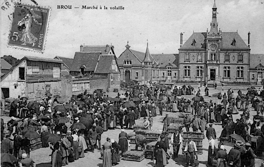Marché à la Volaille ; Ville de Brou début 20ème siècle Marché à la Volaille ; Ville de Brou début 20ème siècle