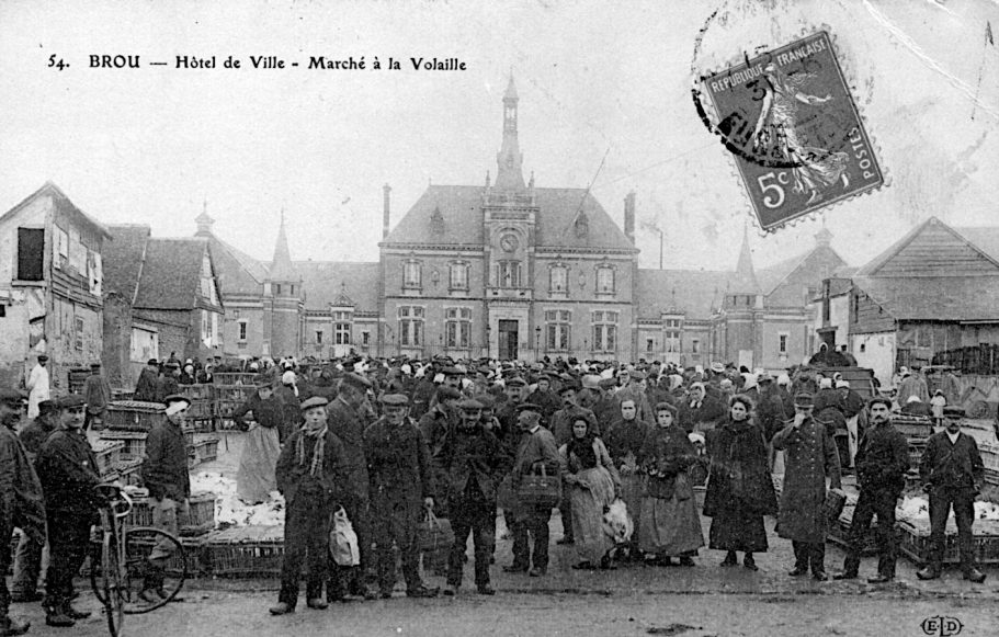 Marché à la Volaille ; Ville de Brou début 20ème siècle Marché à la Volaille ; Ville de Brou début 20ème siècle