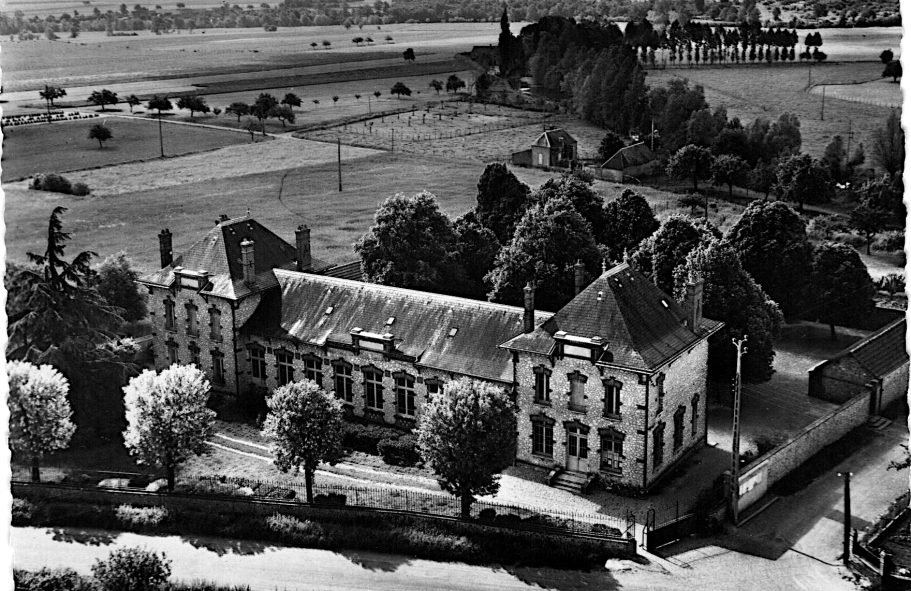 Yèvres - Écoles et Mairie Yèvres - Écoles et Mairie