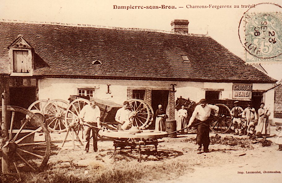 Dampierre-sous-Brou Charrons-forgerons au travail Dampierre-sous-Brou Charrons-forgerons au travail