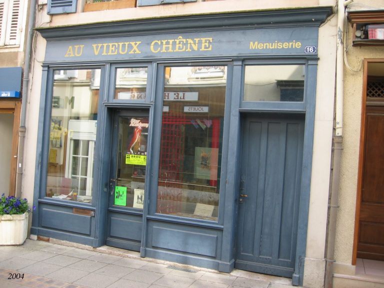 15 rue des Changes 28160 BROU - Magasin de meubles - 2004