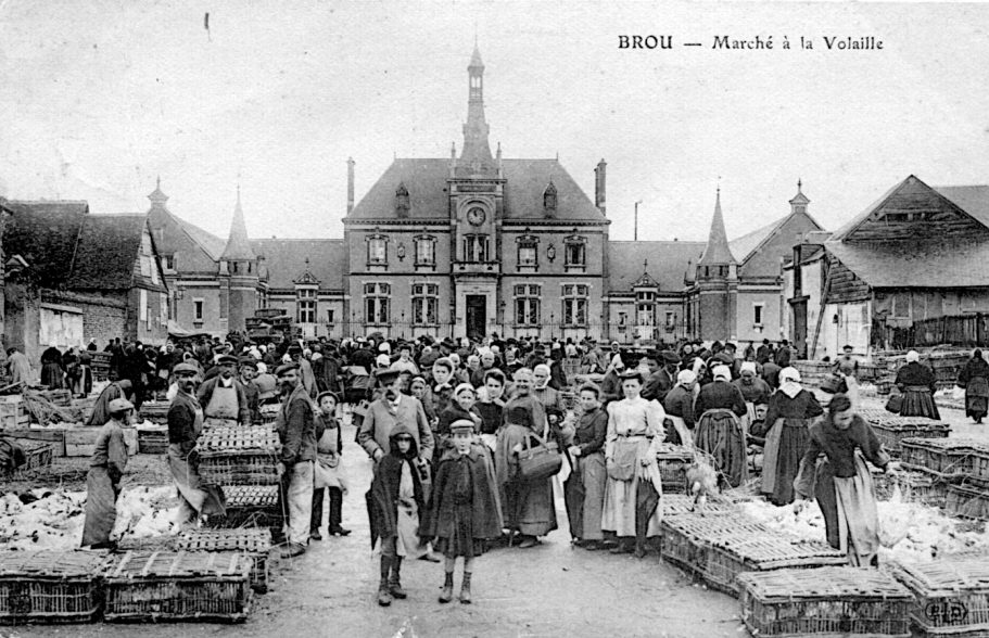 Marché à la Volaille ; Ville de Brou début 20ème siècle Marché à la Volaille ; Ville de Brou début 20ème siècle