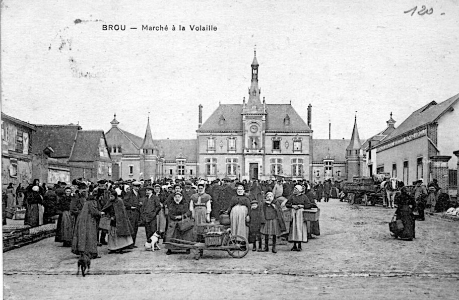 Marché à la Volaille ; Ville de Brou début 20ème siècle Marché à la Volaille ; Ville de Brou début 20ème siècle