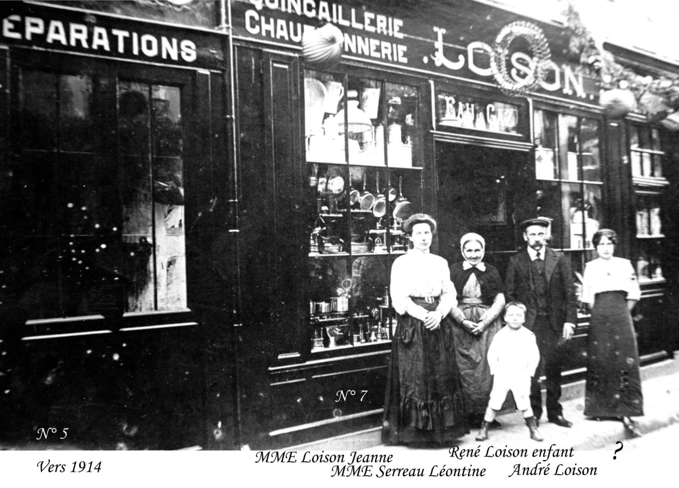 Pharmacie en 1978 par jour de neige.